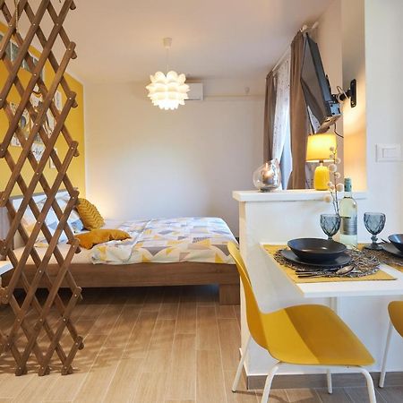 Apartment Yellow Poreč Exteriör bild