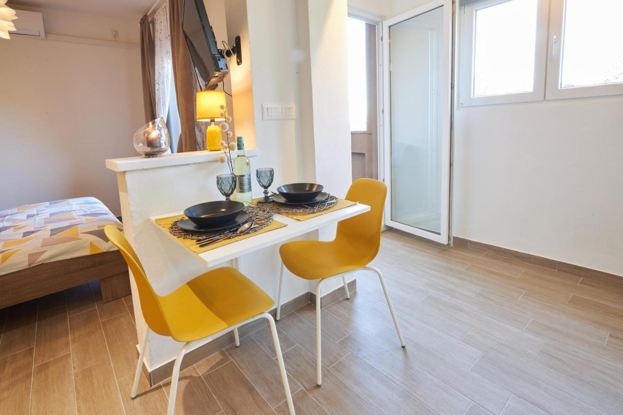 Apartment Yellow Poreč Exteriör bild