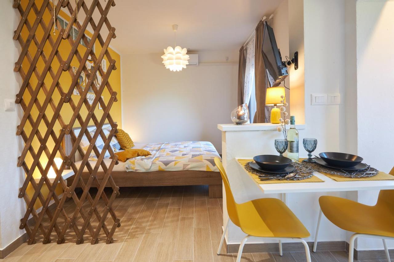 Apartment Yellow Poreč Exteriör bild